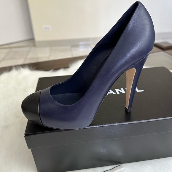 Auth Chanel Heels 👠 Excellent condition - Picture 8 of 17